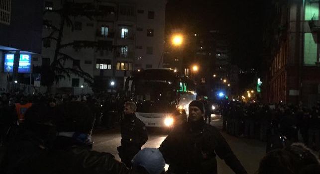 Pullman del Benevento arrivato al Vigorito, i giallorossi si fanno strada nel traffico [VIDEO CN24]