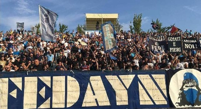 San Paolo, il volantino dei Fedayn sullo striscione a Castel Volturno: Non dobbiamo giustificarci, stanchi dei giornali e degli occasionali... Vaf******o De Laurentiis [FOTO]