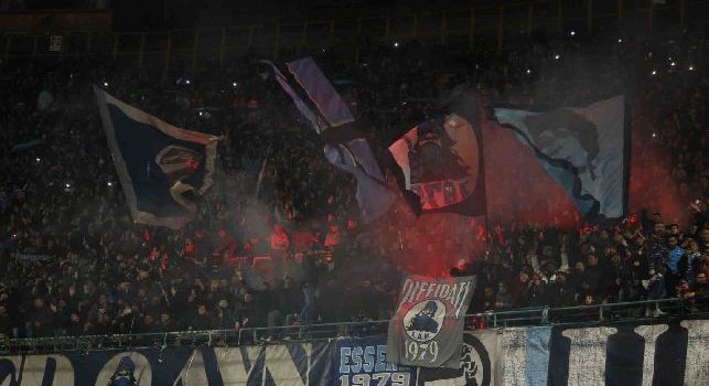 Curva B <i>infuocata</i>, lo spettacolo dei tifosi azzurri a fine gara: Non devi mollare, Napoli torna campione! [VIDEO]