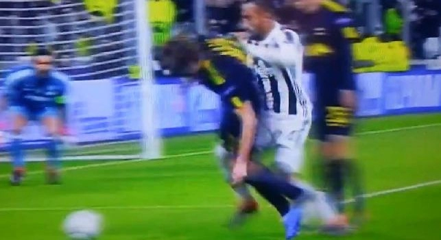 Juventus-Tottenham, la moviola di Premium: Possibile fuorigioco sul gol di Higuain, pestone di Benatia su Kane in area di rigore