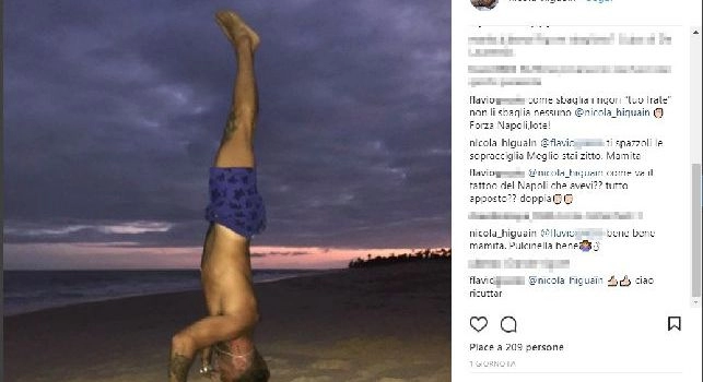 Botta e risposta tra un tifoso azzurro e Nicola Higuain: Come va il tattoo del Napoli?. L'argentino: Bene Pulcinella [FOTO]