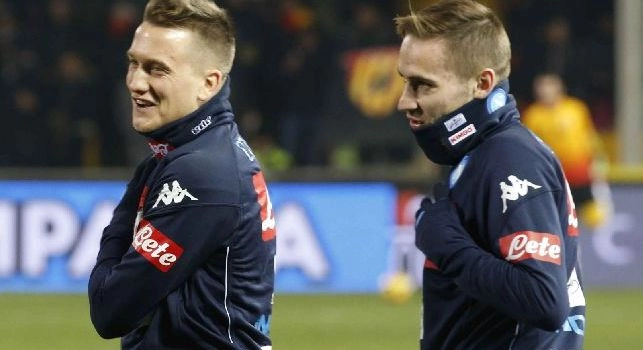 Zielinski e Rog in riscaldamento con il Napoli