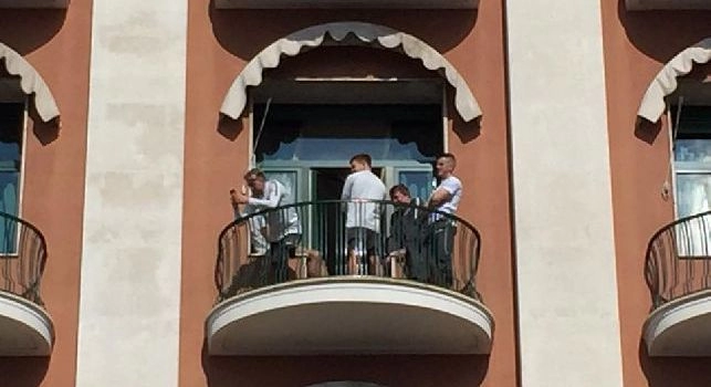 Lipsia all'Hotel Vesuvio, i giocatori si affacciano e restano estasiati dalla vista mozzafiato [VIDEO & FOTO CN24]