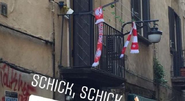 Sciarpe del Lipsia esposte dai tifosi del Napoli, il club tedesco commenta: Elegante! [FOTO]