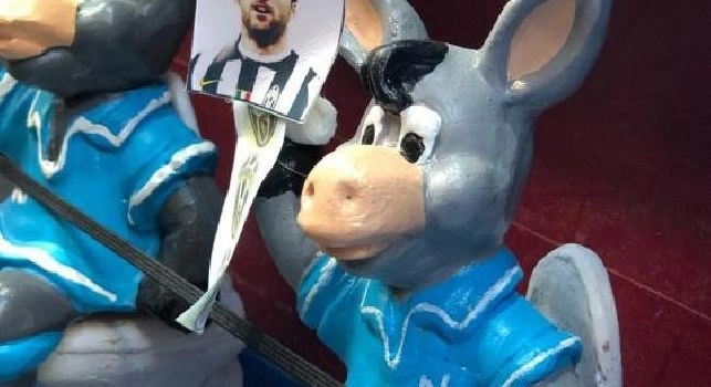Lady Zielinski incantata dall'ironia dei napoletani: un ciuccio utilizza Higuain come carta igienica! [FOTO]
