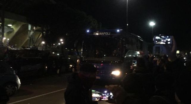 Il bus del Napoli è arrivato a Fuorigrotta: applausi all'esterno del San Paolo [VIDEO CN24]