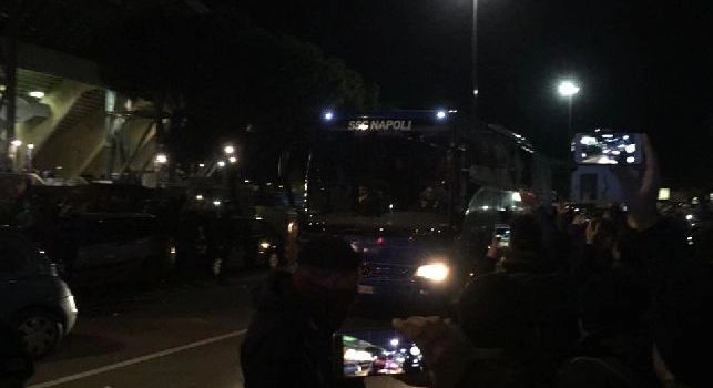 Il pullman del Napoli arriva al San Paolo, pochi spettatori ad attendere gli azzurri [VIDEO CN24]