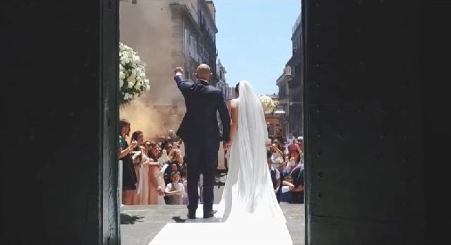 Non ci lasceremo mai!. Due sposi festeggiano con gli Ultras del Napoli all'uscita dalla Chiesa [VIDEO]