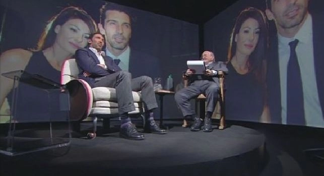Gianluigi Buffon insieme a Maurizio Costanzo