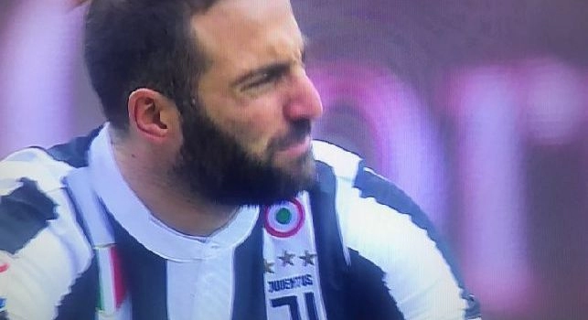 Non ce la faccio!. Higuain  esce dal campo e scuote la testa. Borsa del ghiaccio per il Pipita