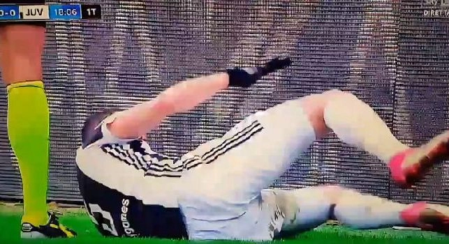 Pjanic da comiche: prima rotola simulando dolore lancinante, poi sobbalza e sfida Orsato faccia a faccia! [VIDEO]