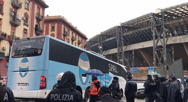 La Spal è appena arrivata al San Paolo! Pullman degli ospiti fischiato dai presenti [VIDEO CN24]