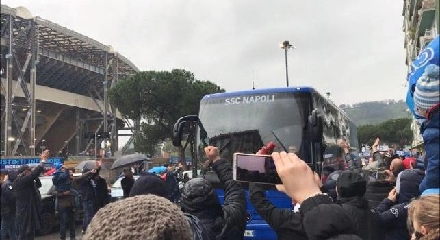 Napoli arrivato al San Paolo, grande accoglienza dei tifosi partenopei a Fuorigrotta [VIDEO CN24]