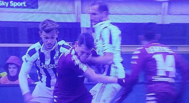Manata di Chiellini a Belotti, Adani in telecronaca: Che senso ha? Lo trovo scorretto, era inutile [VIDEO]