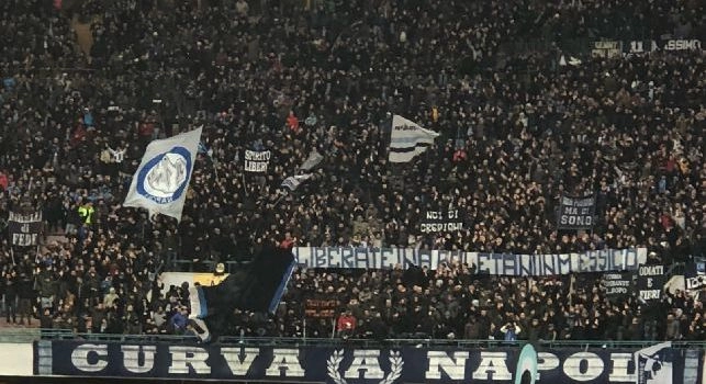 Splendido striscione al San Paolo dalla Curva A: Liberate i napoletani in Messico [FOTO]