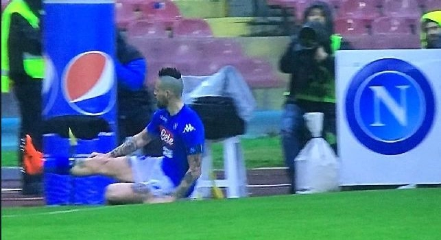 Hamsik rompe la bandierina dopo il gol poi annullato dal Var