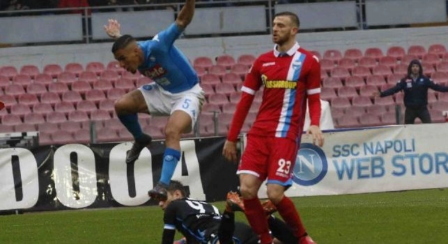 Napoli-Spal dalla A alla Z: dall'<i>all in one</i> di Hamsik a Salamon per gli amici 'Beretta', solo acqua e vento per Reina e Sarri tira i piedi al Brasile