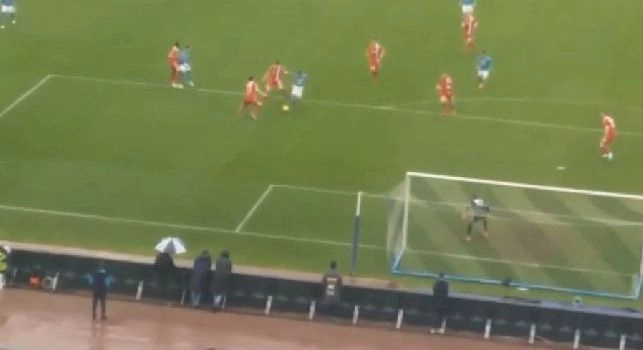 Playstation Napoli, 7 tocchi in 10 secondi: il gol di Allan ripreso dalla Curva è uno spot per il calcio! [VIDEO]