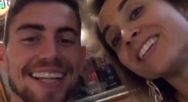 Compleanno Bobò, Jorginho 'troppo' napoletano: canta 'O surdato nnammurato’ con la moglie! [VIDEO]