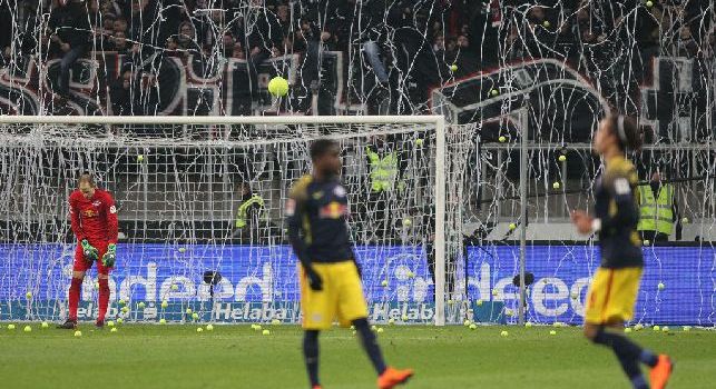 No al calcio di lunedì!. Eintracht-Lipsia, tifosi in protesta: piovono centinaia di palline da tennis! [VIDEO]