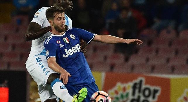 Juventus, la stoccata di Pjanic: Il Napoli gioca bene ma se non vinci hai perso tempo