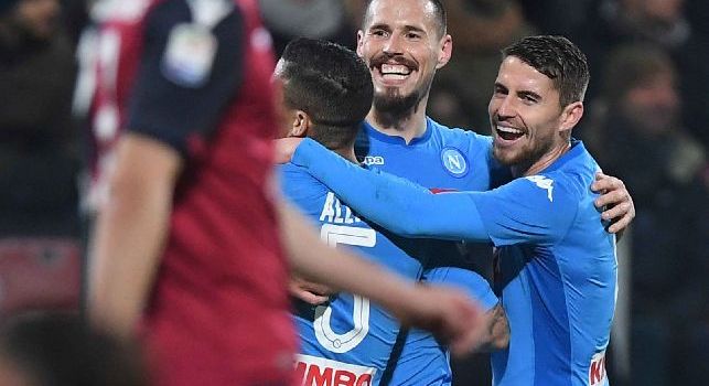 Hamsik abbraccia Allan e Jorginho dopo il gol in Cagliari-Napoli