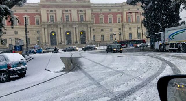 La tempesta di neve ferma Napoli: scuole chiuse, stop ai mezzi pubblici e voli bloccati a Capodichino