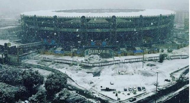 Stadio San Paolo innevato visto dall'esterno