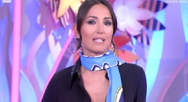 La Balivo e la passione per il Napoli: indossa la sciarpa azzurra nella sua trasmissione su Rai Due [FOTOGALLERY]