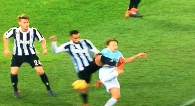Vergogna in Lazio-Juve: fallo netto di Benatia in area di rigore, ma niente penalty! [VIDEO]