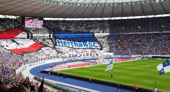Clamoroso in Bundesliga: tifoso dell'Herta Berlino si masturba sugli spalti [VIDEO]