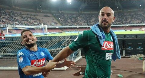 Napoli-Genoa, il San Paolo sta con Reina: forte applauso al portiere promesso già al Milan