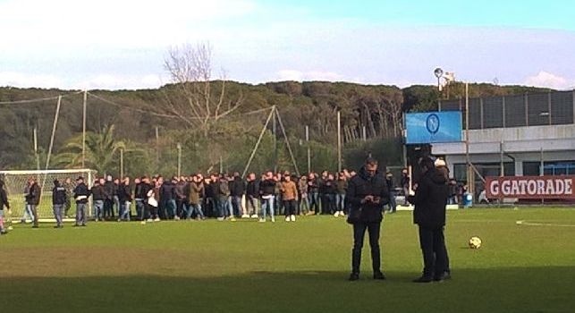 Ultras Curva A a Castel Volturno, spunta lo striscione: Fino all'ultima partita, giocatevi la vita! [FOTO & VIDEO]