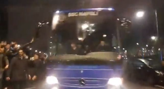 L'arrivo del Napoli all'hotel di Milano, tantissimi tifosi ad incitare gli azzurri: Dai ragazzi, non mollate! [VIDEO]