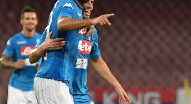 Raul Albiol esulta con il Napoli