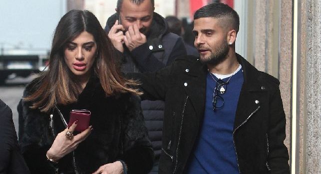 Insigne e la moglie a Milano per far shopping dopo la trasferta contro l'Inter: coccole e baci per i due coniugi [FOTOGALLERY]