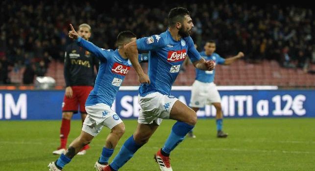 Raul Albiol esulta dopo un gol con il Napoli