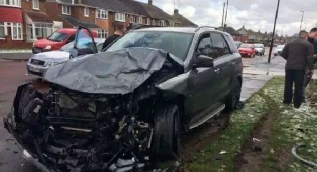 Sunderland, ubriaco distrugge la sua Mercedes e si schianta contro auto parcheggiate: Gibson rischia il carcere [VIDEO]