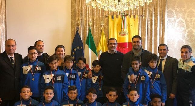 ASD Micri, visita dal sindaco De Magistris in vista dell'Universal Youth Cup: sarà l'unica squadra napoletana al torneo internazionale