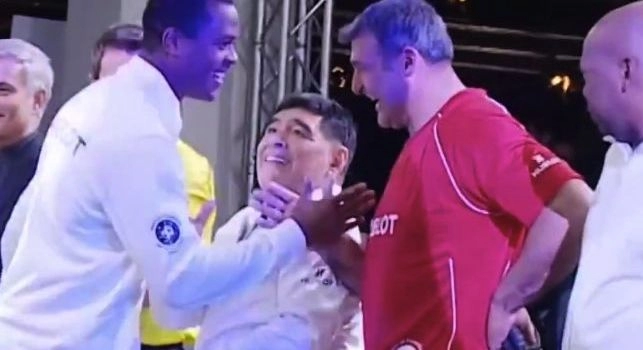 Evento tra ex stelle del calcio mondiale, Kluivert saluta tutti e salta apposta Maradona: l'argentino incredulo [VIDEO]