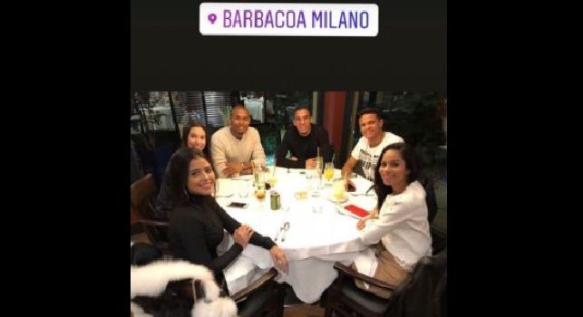 Allan ritrova gli amici Gabriel Silva e Douglas Santos a cena a Milano: eccoli con le famiglie [FOTO]