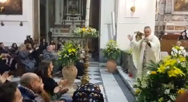 Sarò con te e tu non devi mollare!: coro da stadio all'interno di una parrocchia di Napoli! [VIDEO]