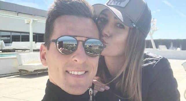 Milik e la fidanzata all'Ammot di Varcaturo in mattinata per un po' di relax [FOTO]