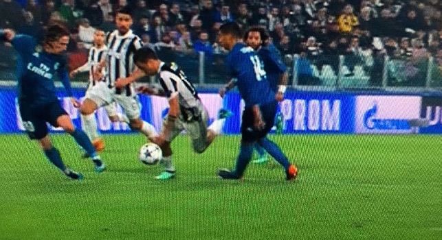 Simulazione da Oscar, Sergio Ramos a muso duro con Dybala: Alzati! [VIDEO]