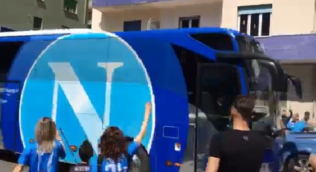 Cori ed applausi all'arrivo del pullman del Napoli: Hamsik entusiasta saluta tutti! [VIDEO CN24]