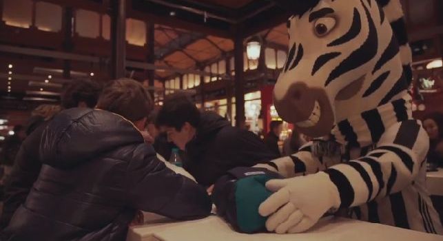 La Juve invia la propria mascotte a Madrid: la zebra 'ruba' una borsa a dei ragazzini spagnoli. Pistocchi scherza: Ma perchè? [VIDEO]