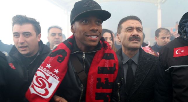 Robinho accolto dai tifosi del Sivasspor all'aeroporto in Turchia