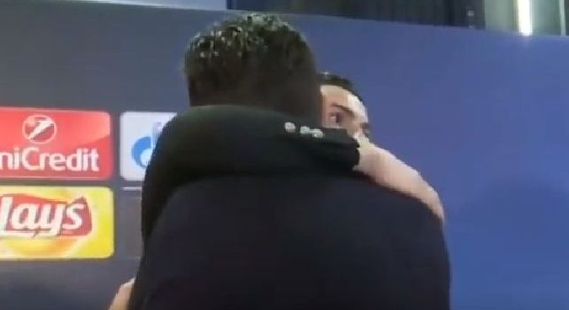 Cristiano Ronaldo, gesto da applausi: abbraccia lo sconfortato Buffon durante l'intervista [VIDEO]