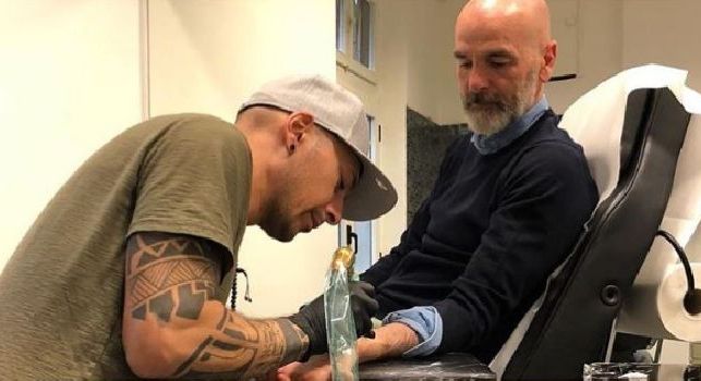 Pioli ricorda Astori con un tatuaggio, il tecnico si fa incidere DA13 sul braccio [FOTO]