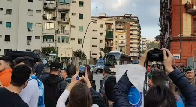 Il pullman dell'Udinese è arrivato al San Paolo: fischi dei tifosi azzurri per i friulani [VIDEO CN24]